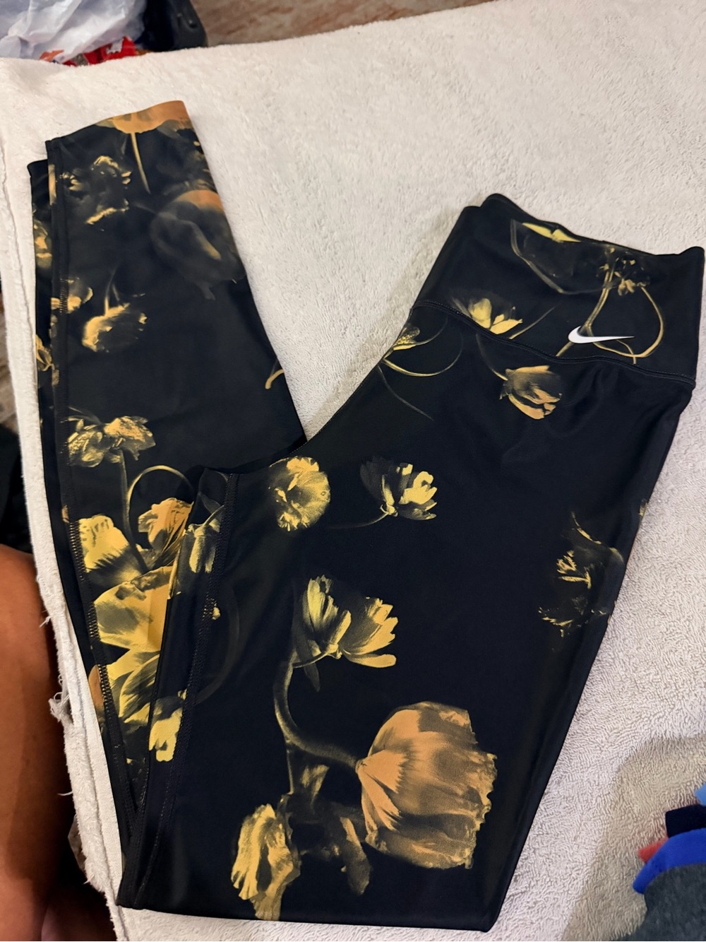 Nike Women's MED Black & Yellow Floral Leggings